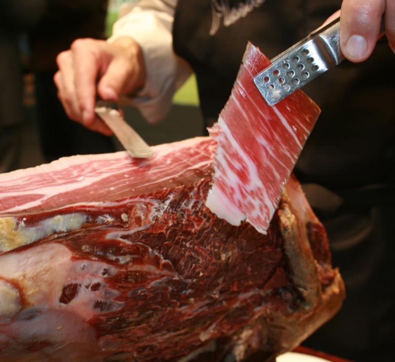 Productos Ibéricos De Las Heras hombre cortando jamón