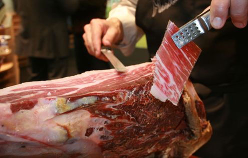 Productos Ibéricos De Las Heras hombre cortando jamón